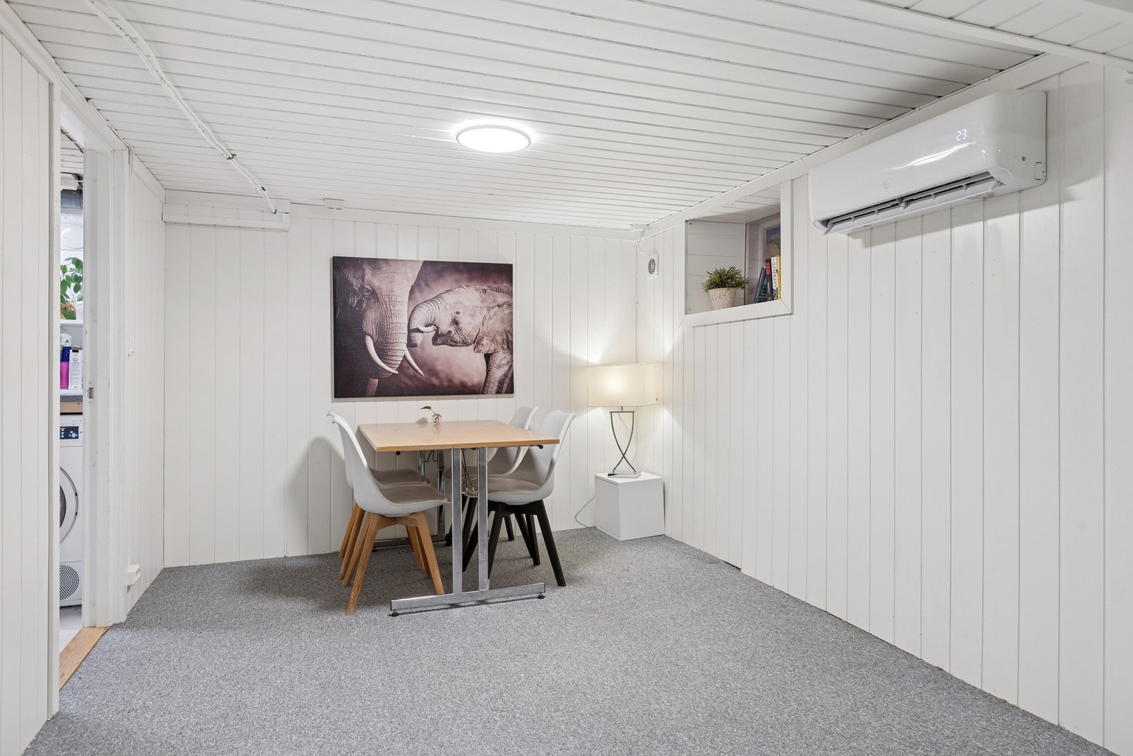 Det er montert varmepumpe i kjellerstuen. Galleribilde