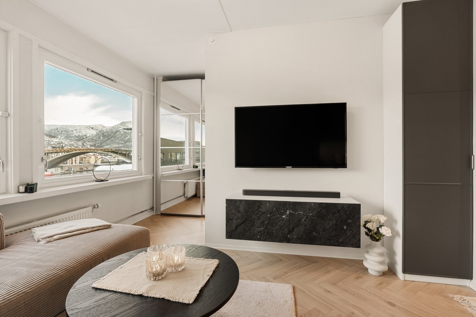 - Sentralvarme med radiator sørger for en jevn og behagelig temperatur i leiligheten - Galleribilde