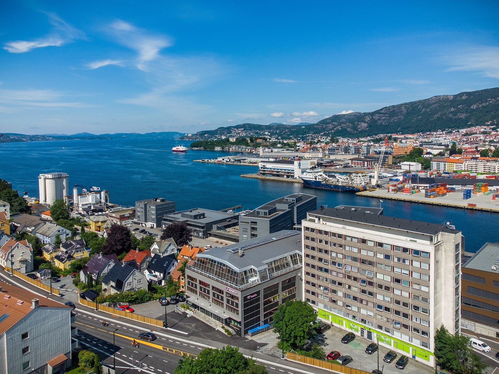 - Kun 5 minutter med buss og 20 minutters gange inn til Festplassen - Galleribilde