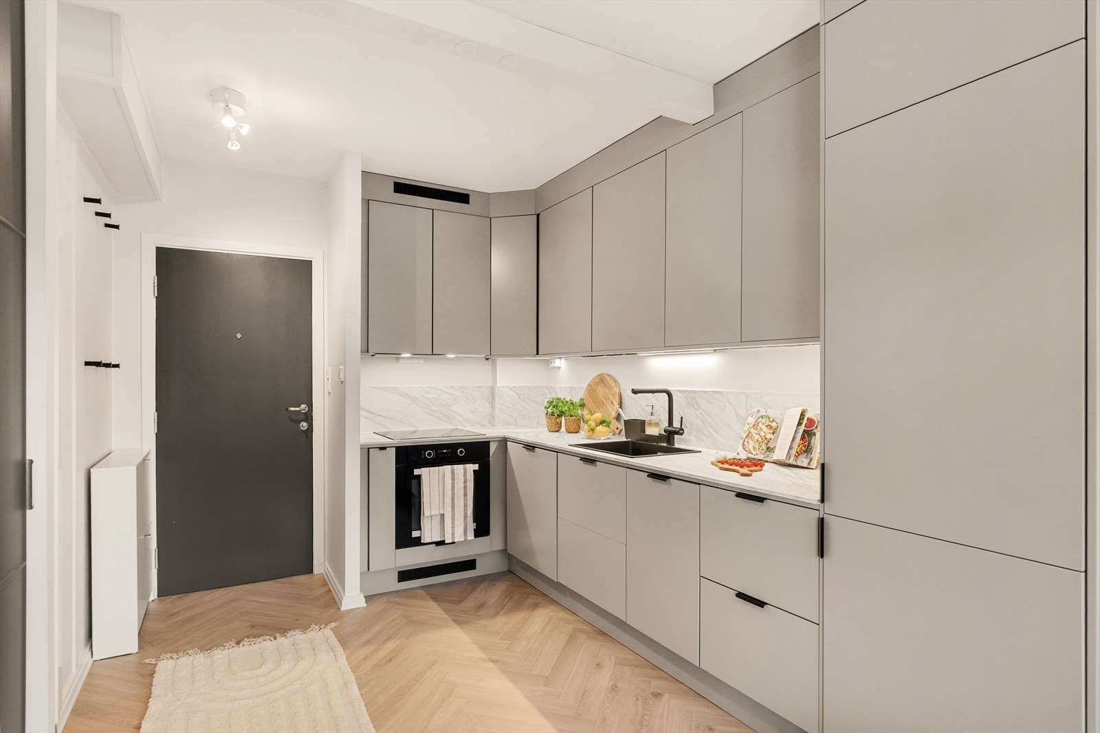 - Ny eier får gleden av integrert platetopp m/induksjon, stekeovn, oppvaskmaskin og kombiskap - Galleribilde