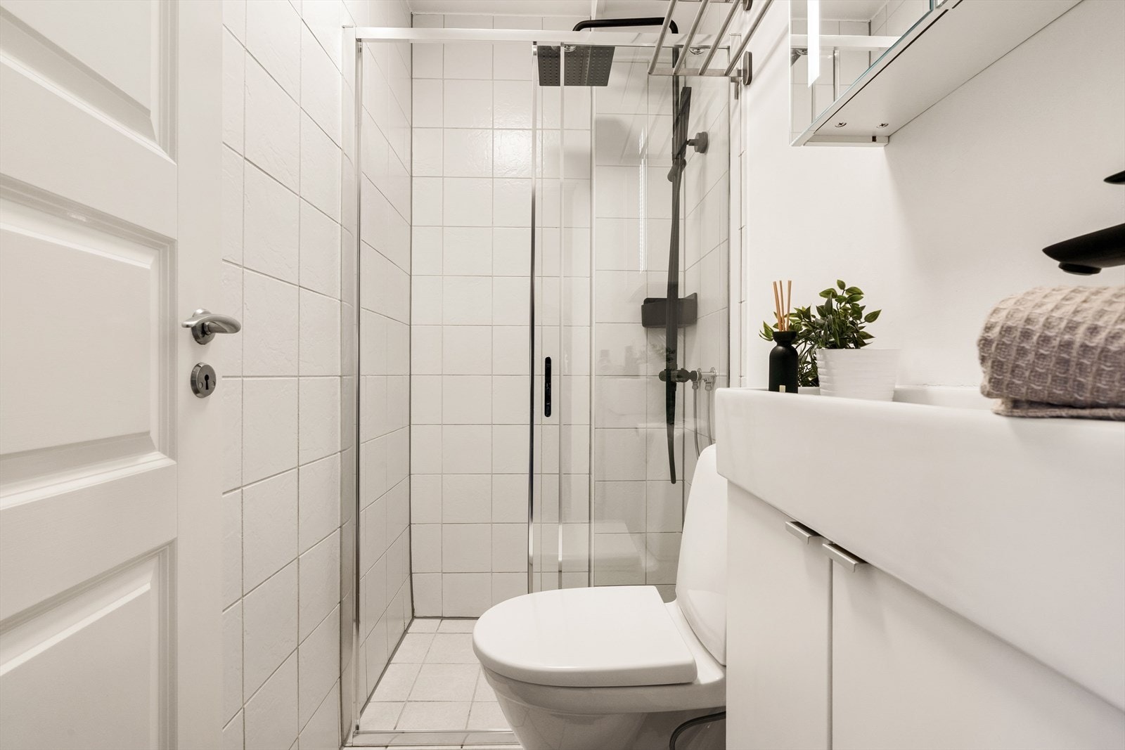 - I 2023 ble det montert nytt speilskap, toalett, dusjvegg og armatur i vask - Galleribilde