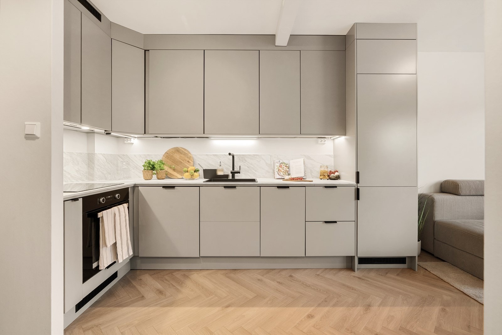 - Kjøkkenet er nytt i 2023 og har kjøkkeninnredning med slette fronter og benkeplate i laminat med nedfelt vask - Galleribilde