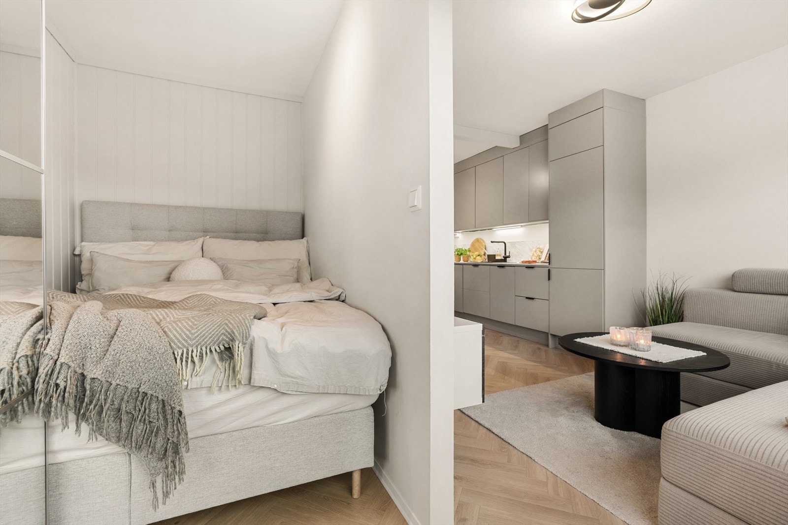 - Det ble lagt nytt gulv i 2023, med isolasjonslag mellom nytt og gammelt gulv for ekstra varme - Galleribilde