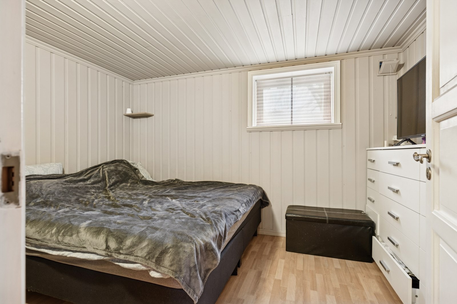 Rommet i sokkelleiligheten som i dag er innredet som et soverom, fremkommer ikke av godkjente tegninger - se pkt. "ferdigattest" i salgsoppgaven. Galleribilde