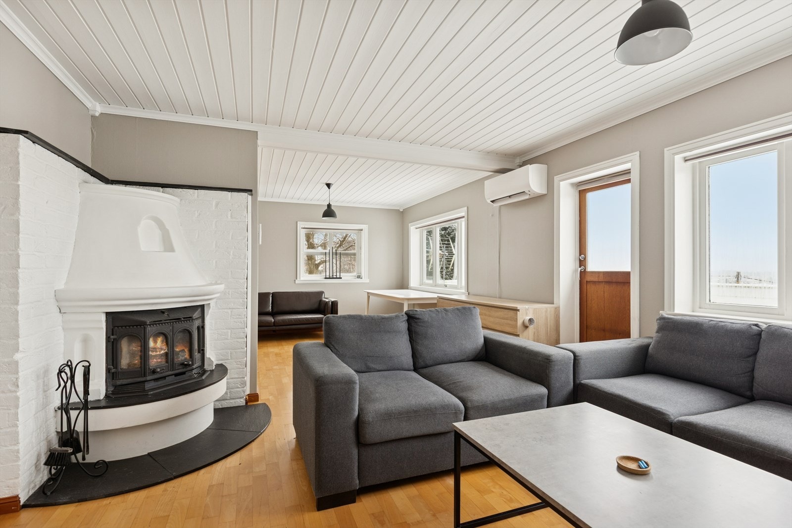 Peis med innsats gir effektiv oppvarming til stuen i 1. etasje, kombinert med luft-til-luft varmepumpe. Galleribilde