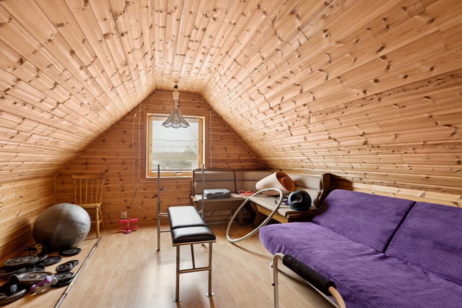 Stort lagerrom på garasjeloftet (ikke godkjent for varig opphold). Galleribilde