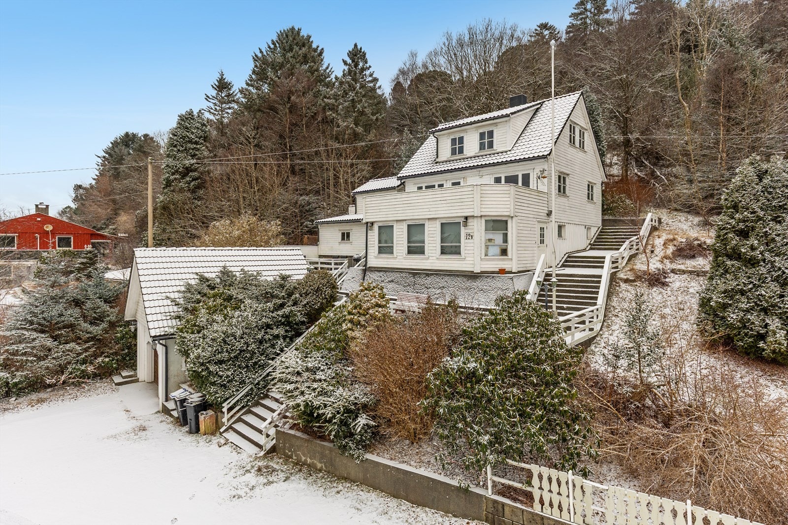 På eiendommen er det oppført en enebolig med sokkelleilighet, et uthus (ikke byggemeldt) og en garasje. Se pkt. "ferdigattest" i salgsoppgaven. Galleribilde