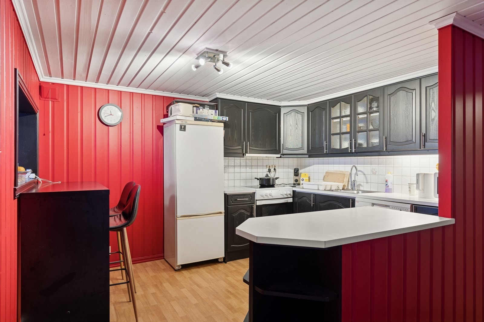 Kjøkkenet har innredning med profilerte fronter og benkeplate av laminat. Galleribilde