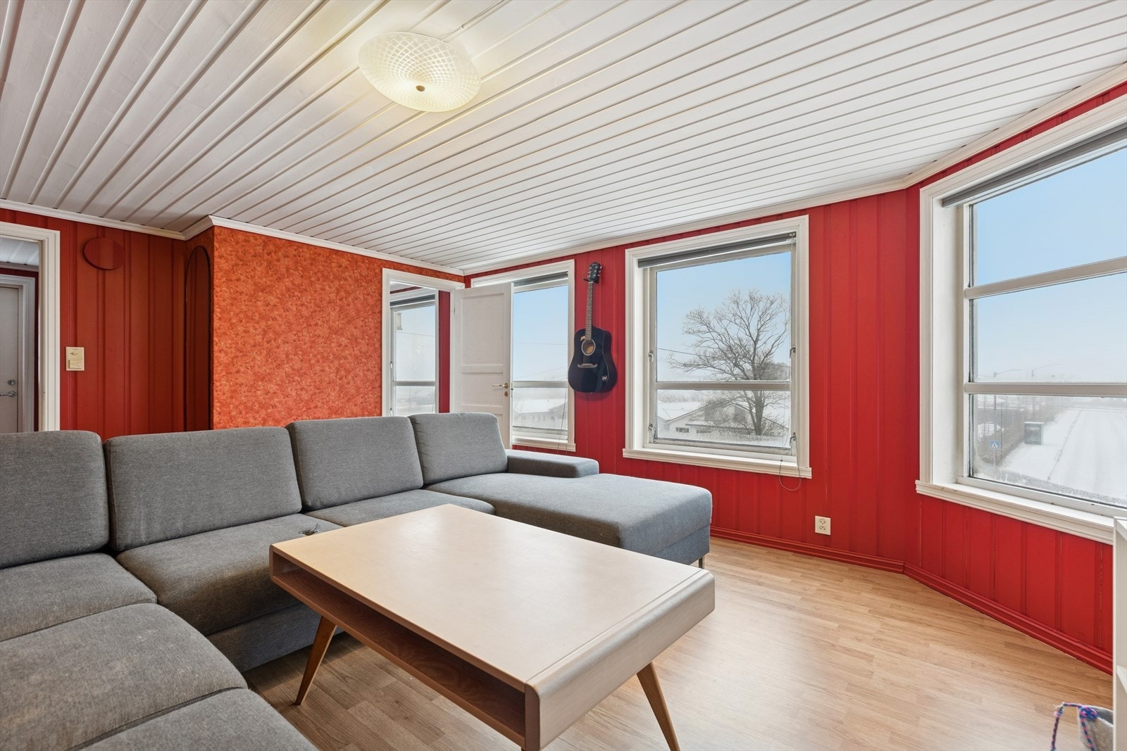 Boligen er innredet med sokkelleilighet i underetasjen. Store vinduer gir rikelig med naturlig lys til rommet. Galleribilde