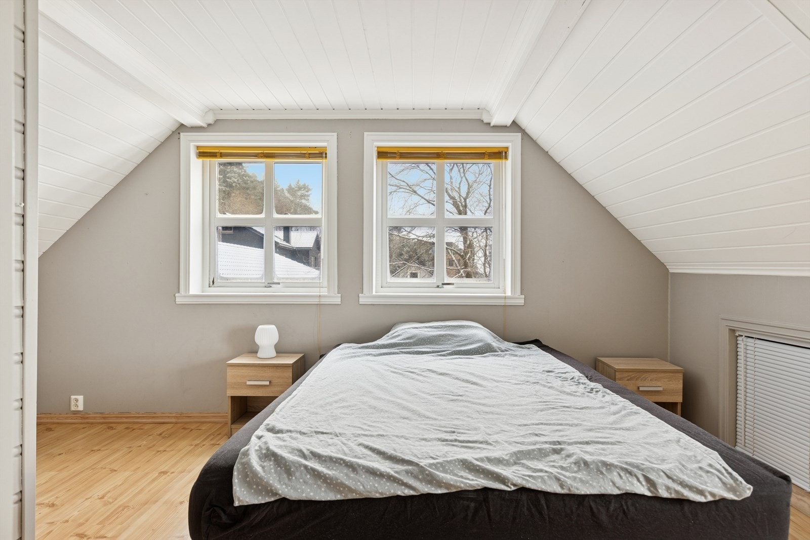 Loftsetasjen er opprinnelig godkjent med tre soverom, med fremstår i dag med to. Galleribilde