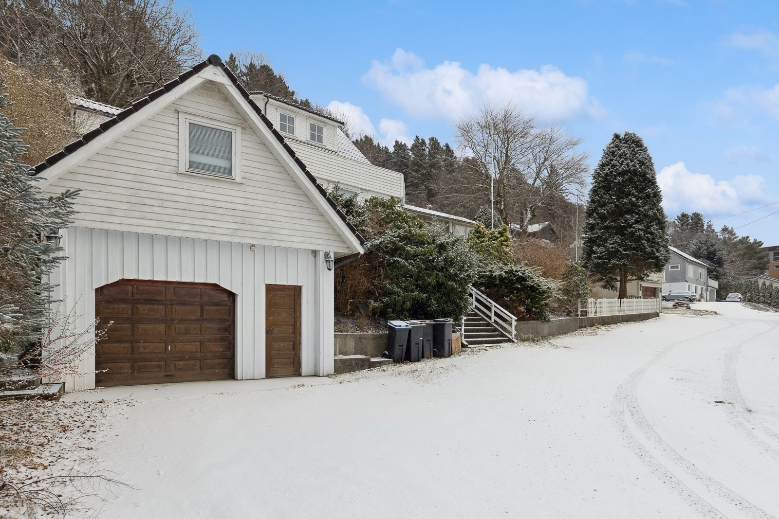 Garasjen er fra 1994 og har et eksternt bruksareal på 43 kvm. fordelt over to plan. Galleribilde