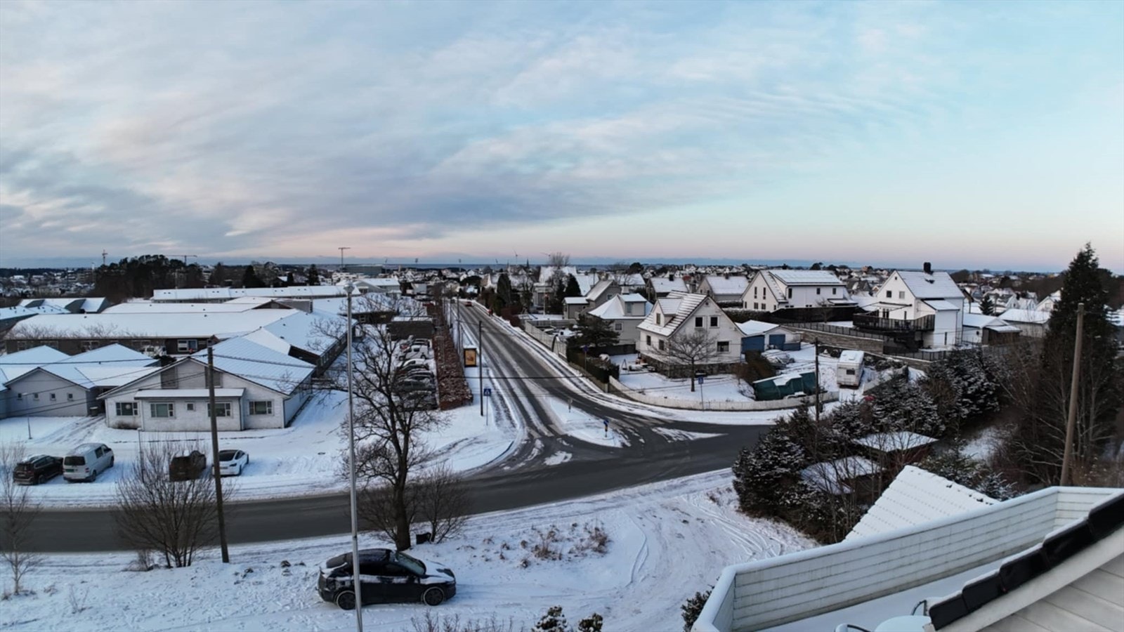 Området har svært gode kollektivmuligheter, med bussholdeplass like ved. Herfra går det flere busslinjer som gjør det enkelt å komme seg rundt i byen og til nærliggende områder. Galleribilde