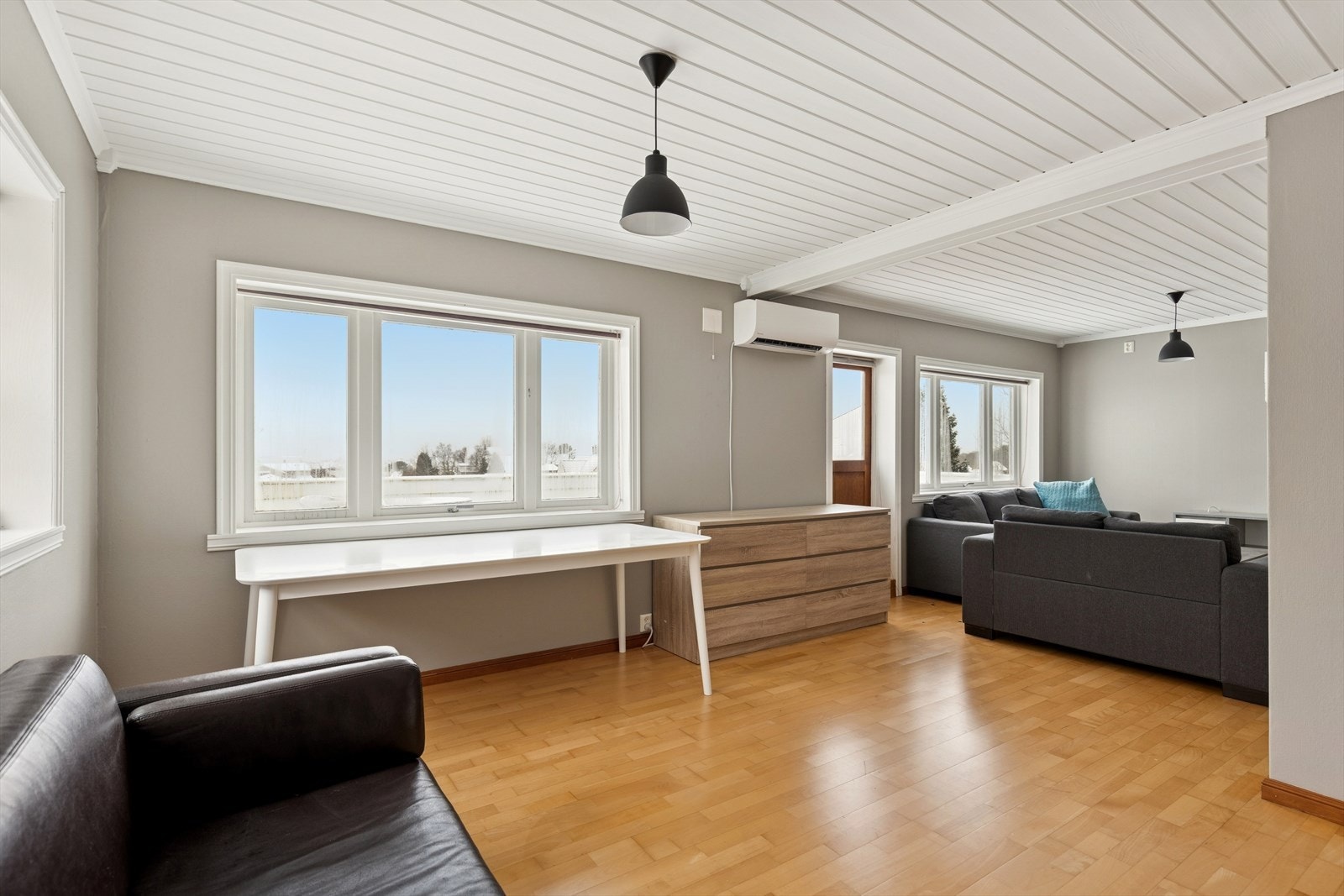 Store vinduer gir godt lysinnslipp og utsikt til omkringliggende landskap. Galleribilde