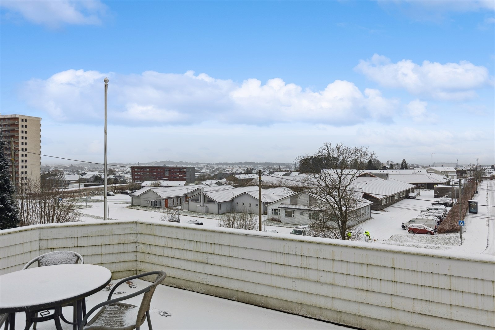 Fra eiendommen er det fritt utsyn over nabolaget. Skrånende terreng mot vest. Galleribilde