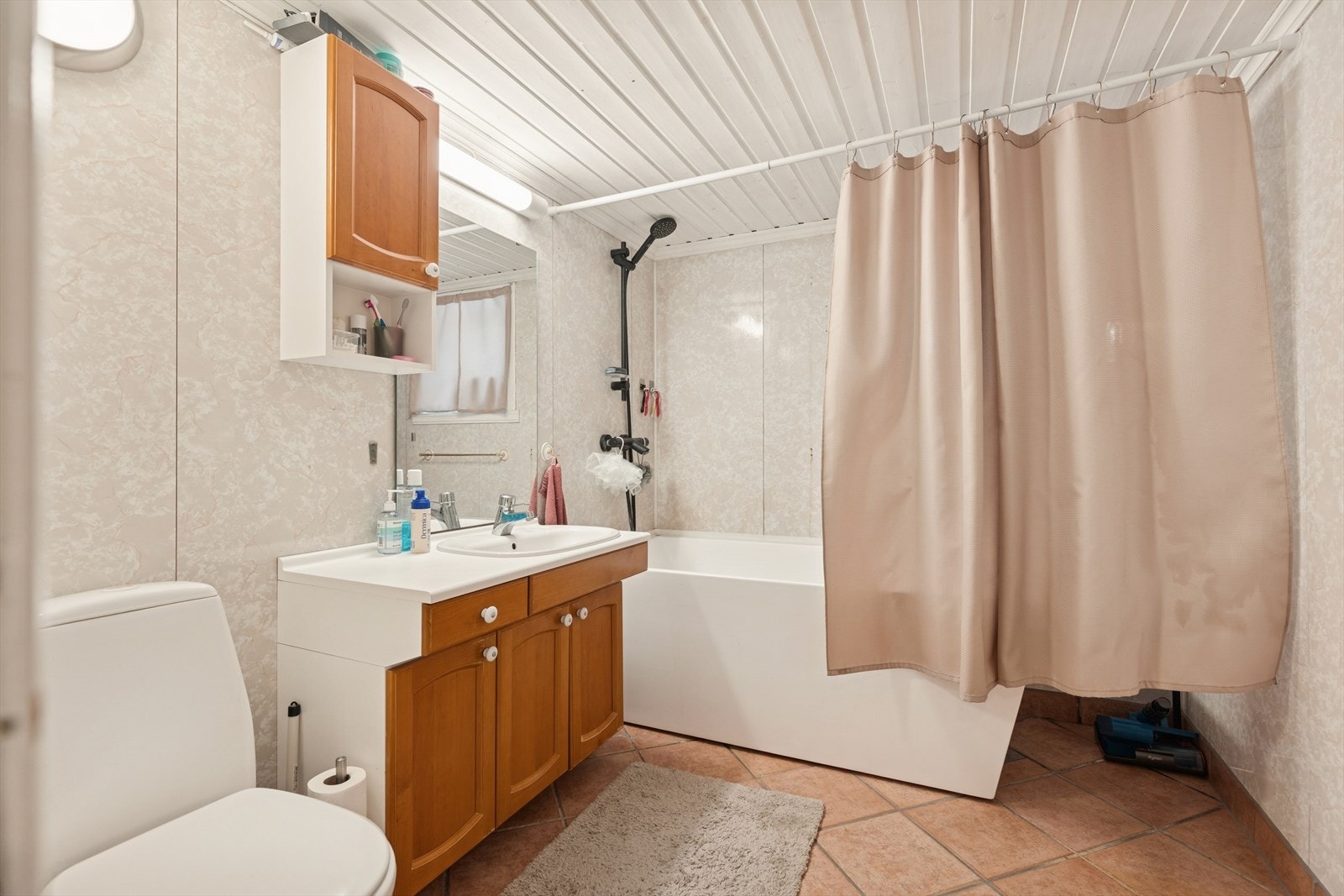 Baderommet har fliser på gulvet og baderomsplater på veggene, med behov for totalrenovering for å oppfylle dagens våtromskrav. Galleribilde