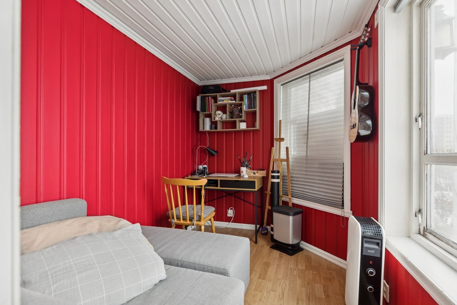 Del av stuen er i dag innredet som et kontor. Galleribilde