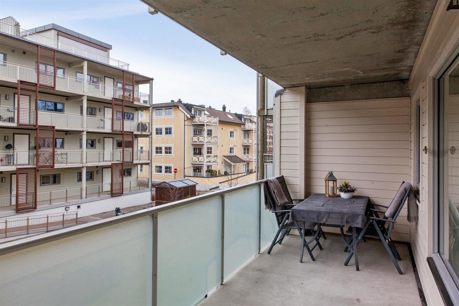 Romslig balkong (ca. 12 m²) vendt mot fellesareal Galleribilde