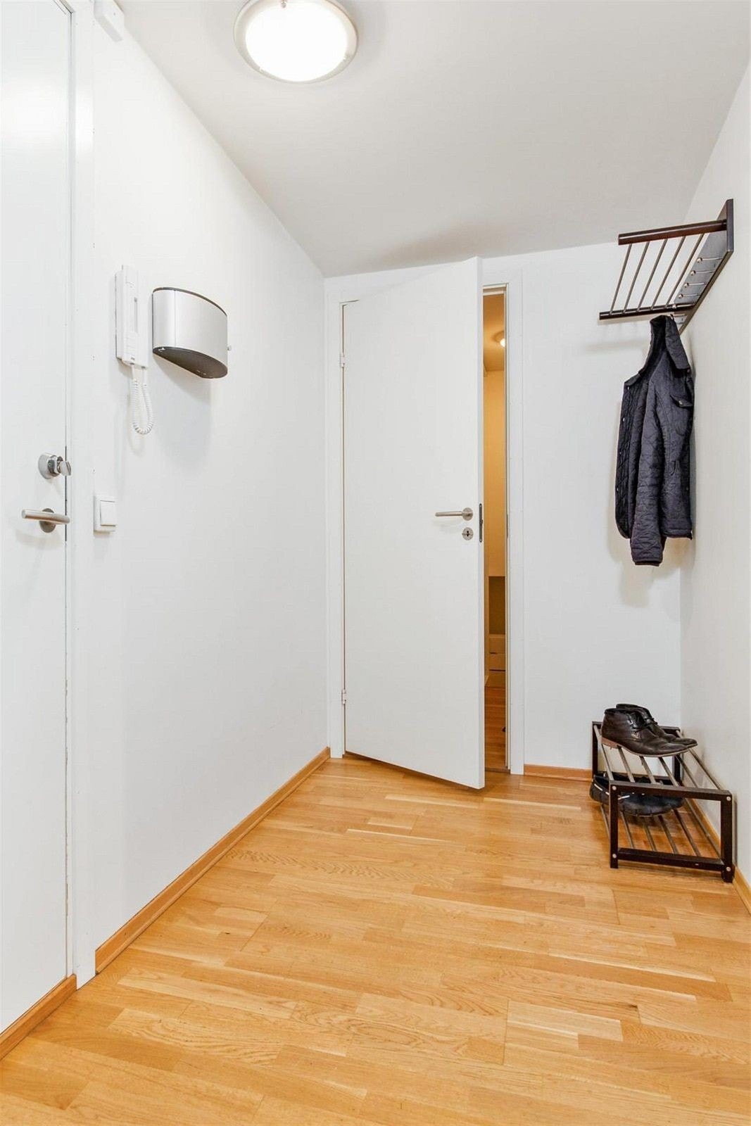 Romslig gang/entré Galleribilde