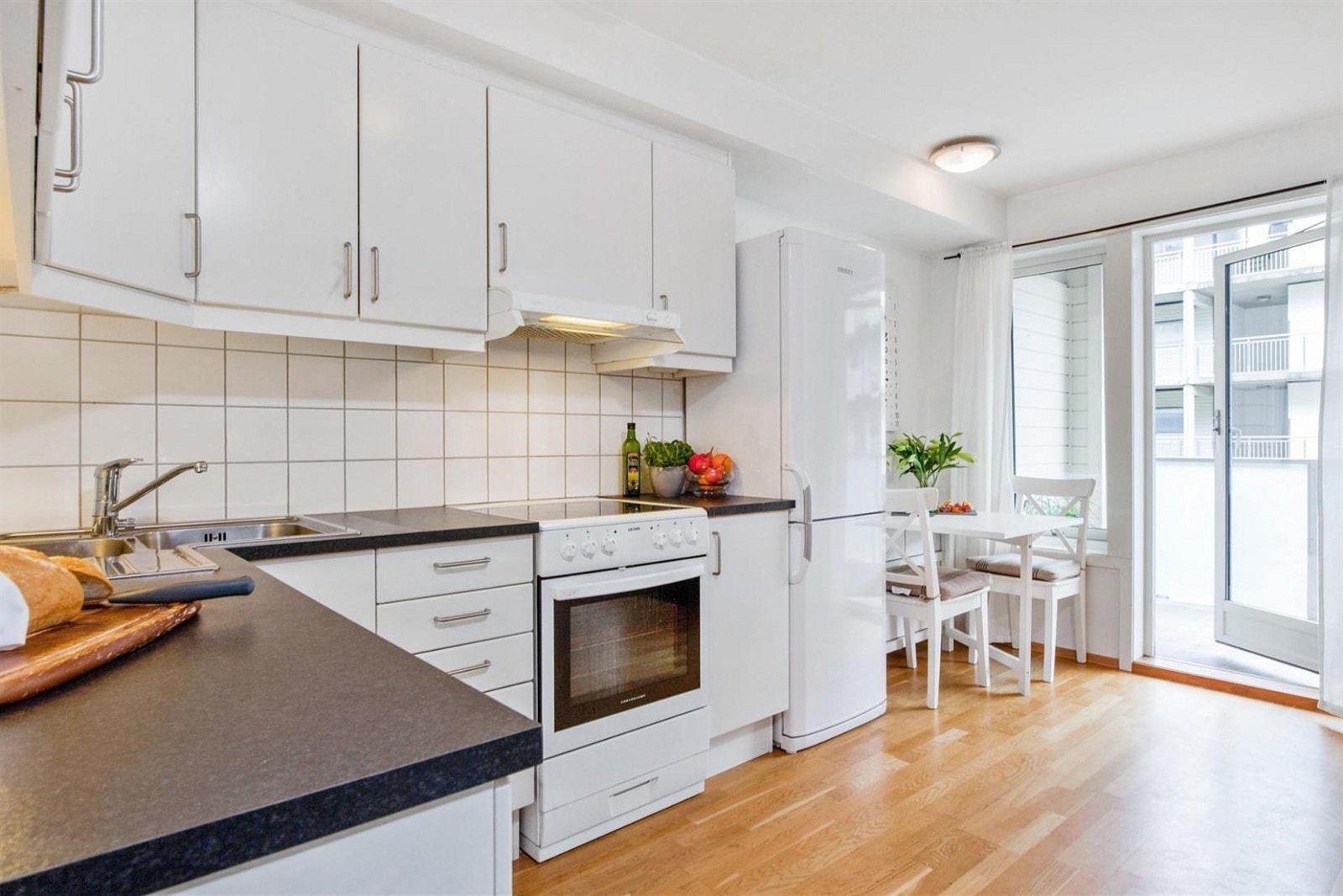 Kjøkken med plass til spisebord Galleribilde