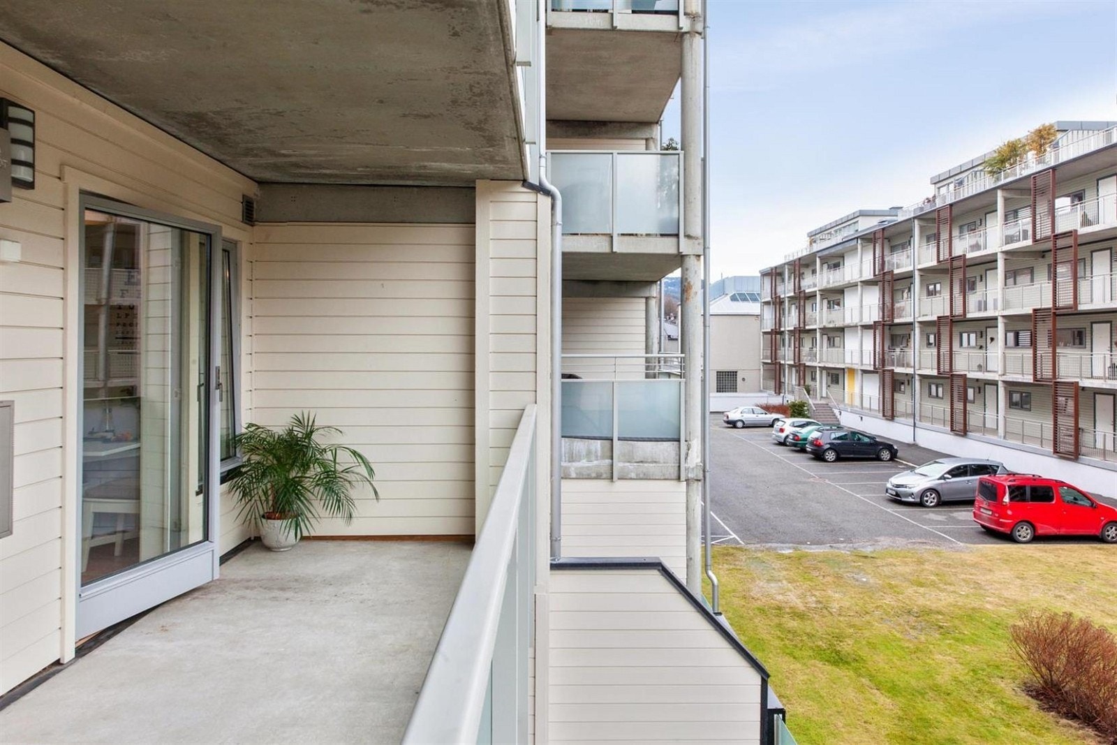 Romslig balkong (ca. 12 m²) vendt mot fellesareal Galleribilde