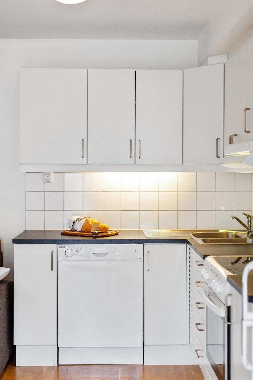 Kjøkken fra Sigdal, med hvite, glatte fronter Galleribilde