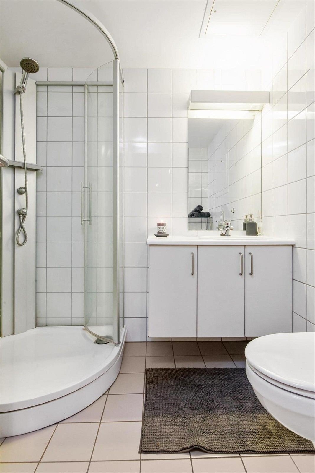 Badet har dusjkabinett og vegghengt toalett Galleribilde