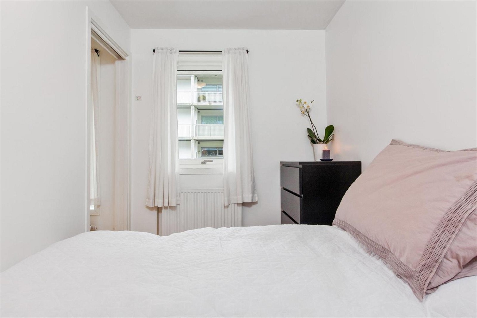 Soverom med inngang fra hver side av sengen Galleribilde