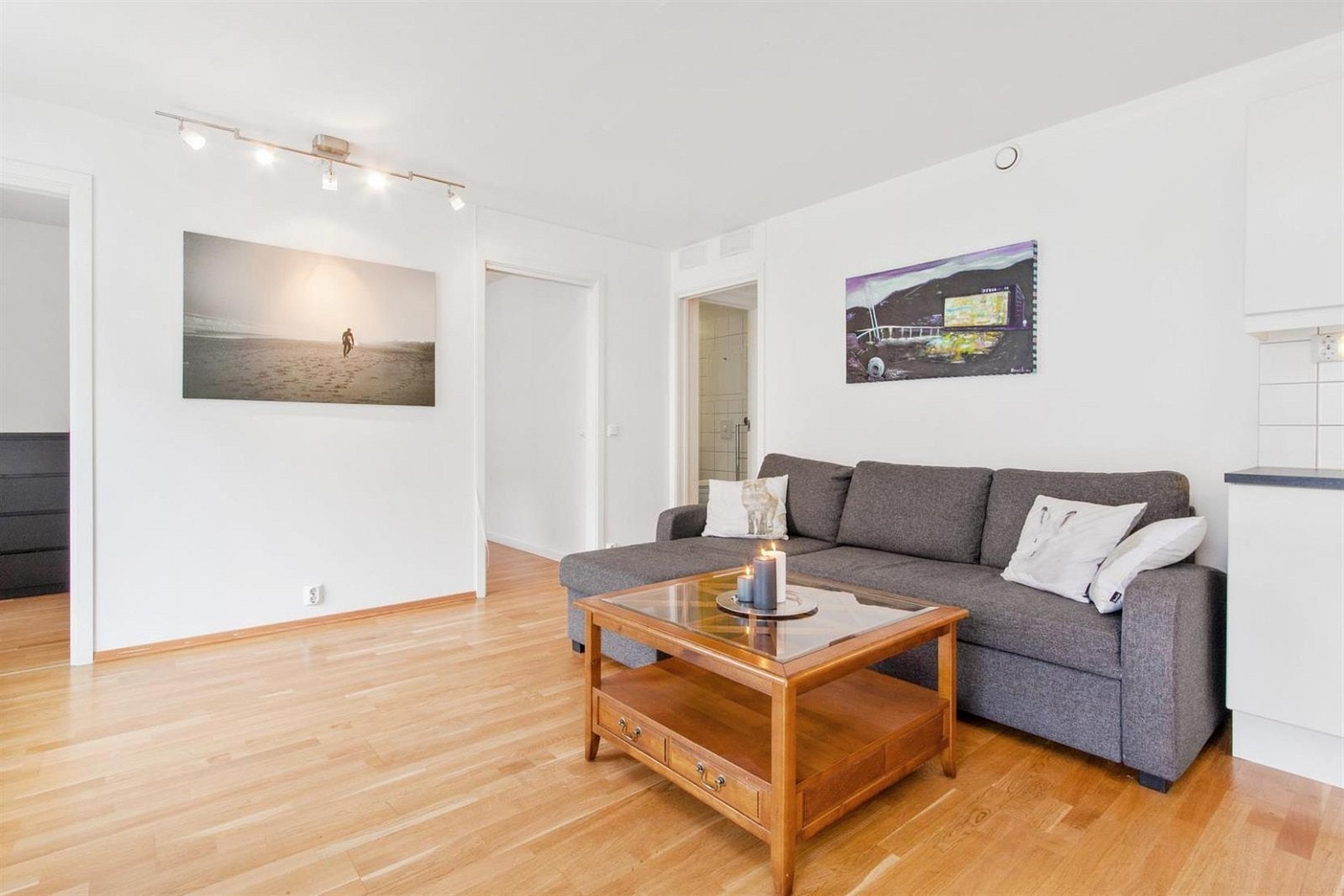 Lys og luftig stue med åpen kjøkkenløsning Galleribilde