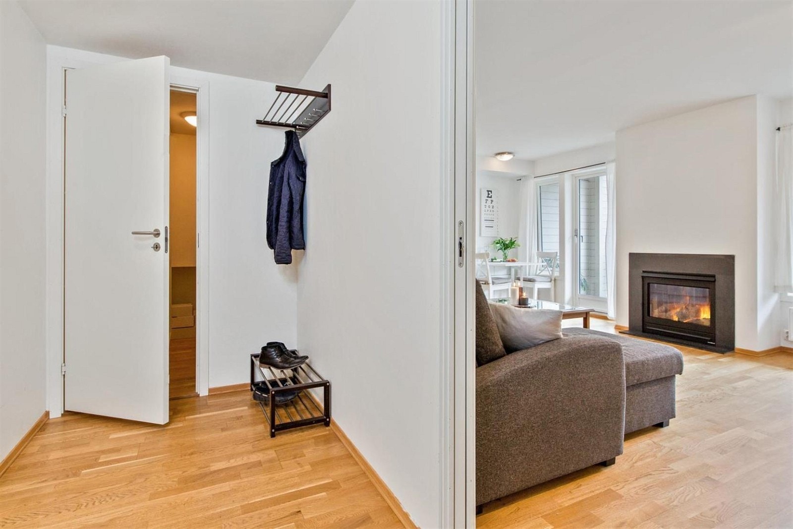 Romslig gang/entré Galleribilde