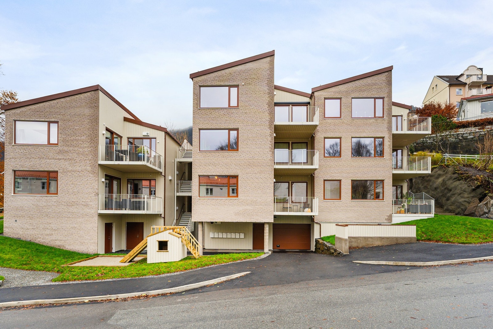 Leiligheten er helt ny fra 2025 og holder en gjennomgående høy standard med smakfulle materialvalg og moderne løsninger. Galleribilde