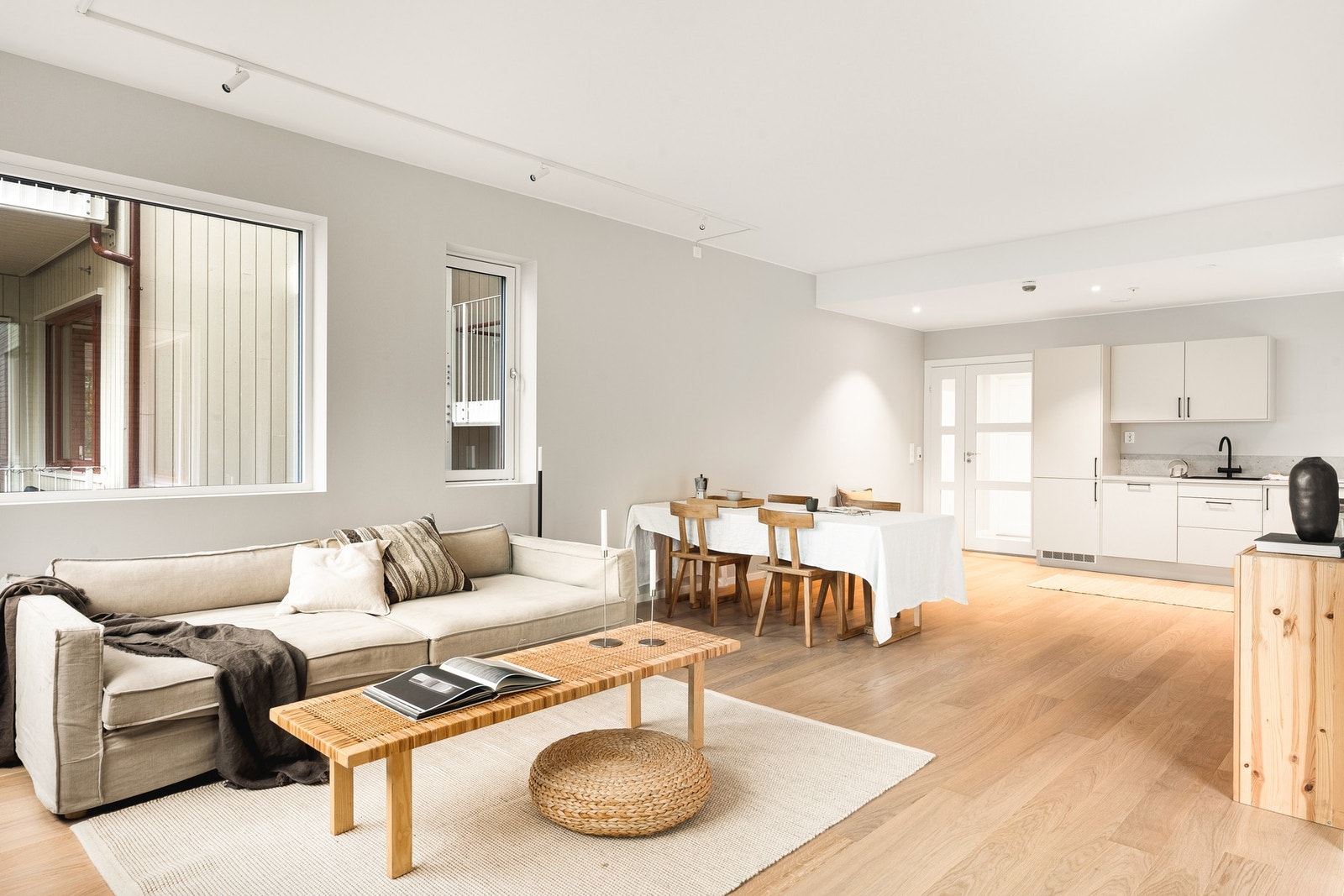 Flott åpen stue og kjøkken løsning. Galleribilde