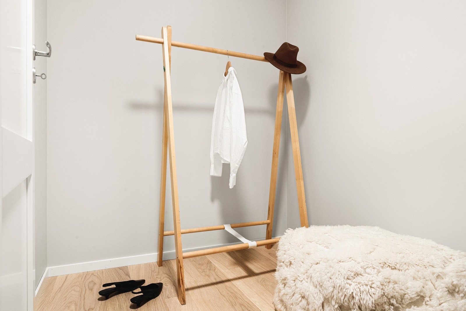 I walk-in closet er det god plass garderobeløsninger for oppbevaringsplass. Galleribilde