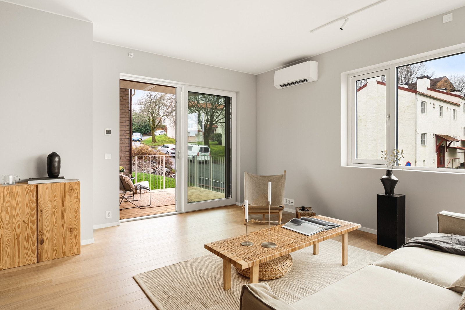 Store vindusflater slipper inn rikelig med naturlig lys, og planløsningen gir god plass til både sofakrok og spisestue. Galleribilde