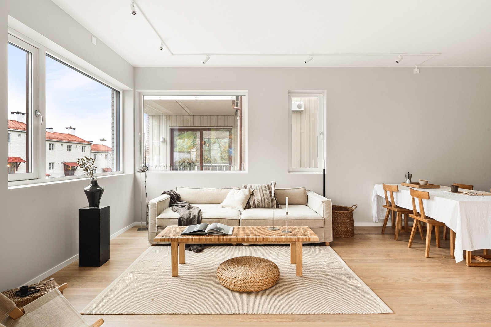 Leiligheten har en åpen og luftig stue- og kjøkkenløsning som gir en sosial og behagelig atmosfære. Galleribilde