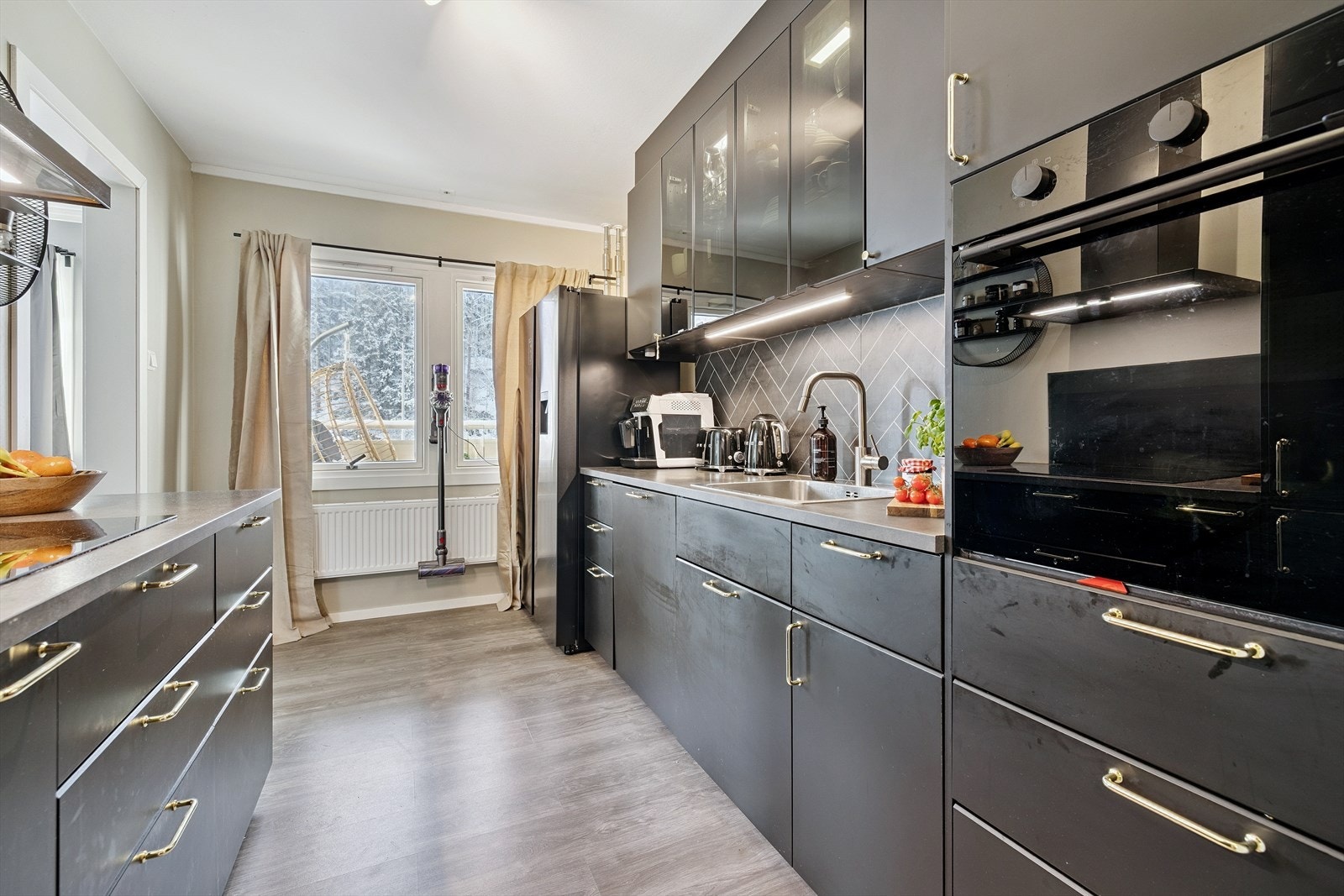 Legg merke til flisene mellom overskap og benkeplate Galleribilde