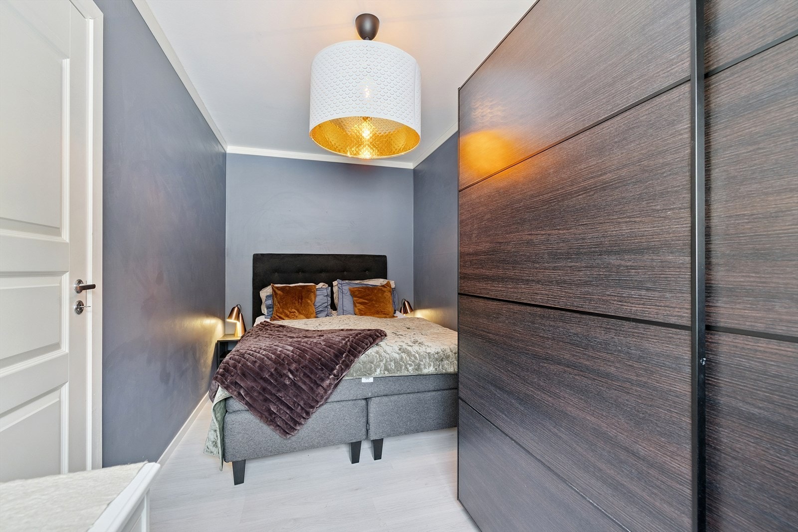 Store garderobeskap Galleribilde