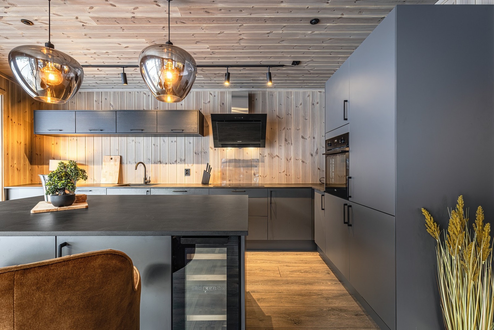 Leiligheten har et flott og velutstyrt kjøkken med integrerte hvitevarer Galleribilde