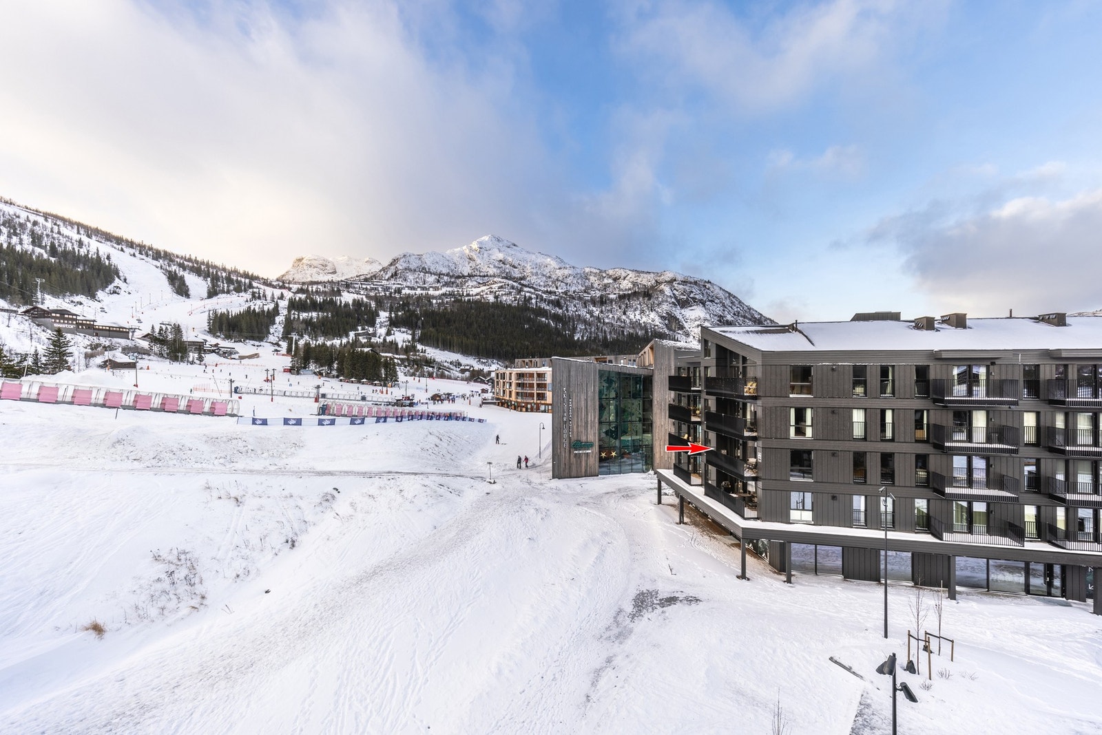 Leiligheten ligger pa? hjørnet i etablert og meget godt tilrettelagt sameie ved foten av Hemsedal skisenter Galleribilde