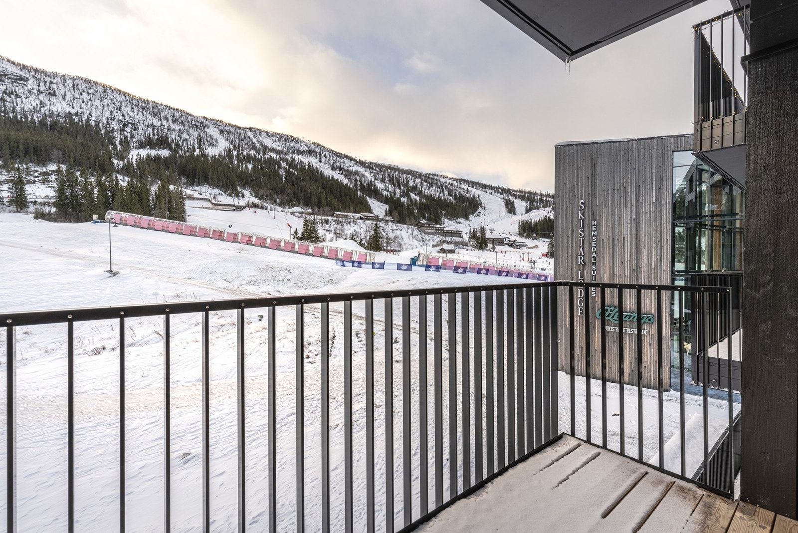 Stor hall med god oppbevaringsmulighet! Galleribilde