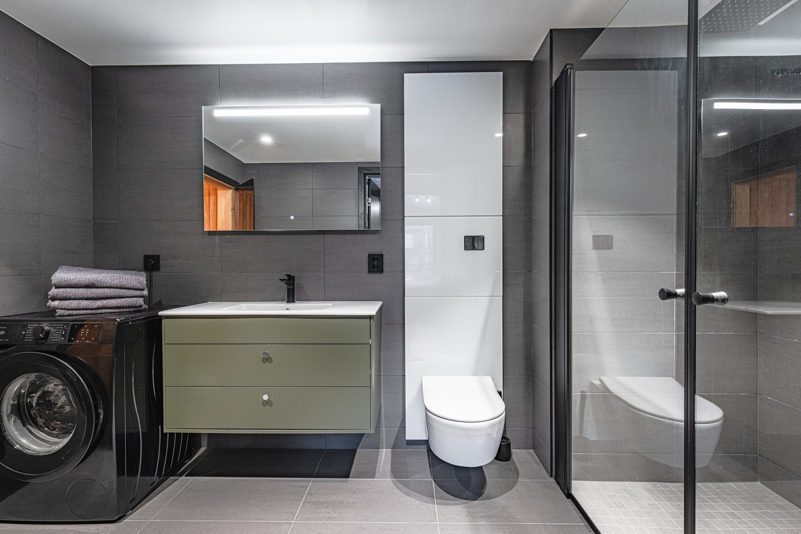 Leiligheten har 2 bad, hvorav ett med badstue Galleribilde