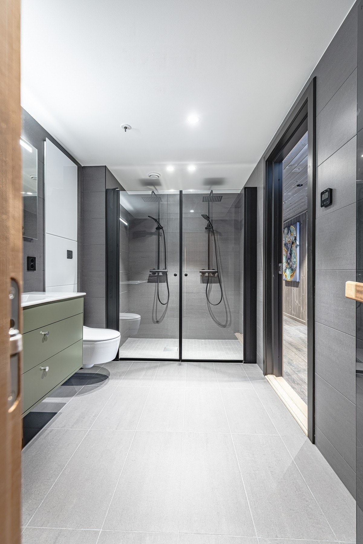 Stort og innholdsrikt baderom nr 1 med dobbeldusj og badstue Galleribilde