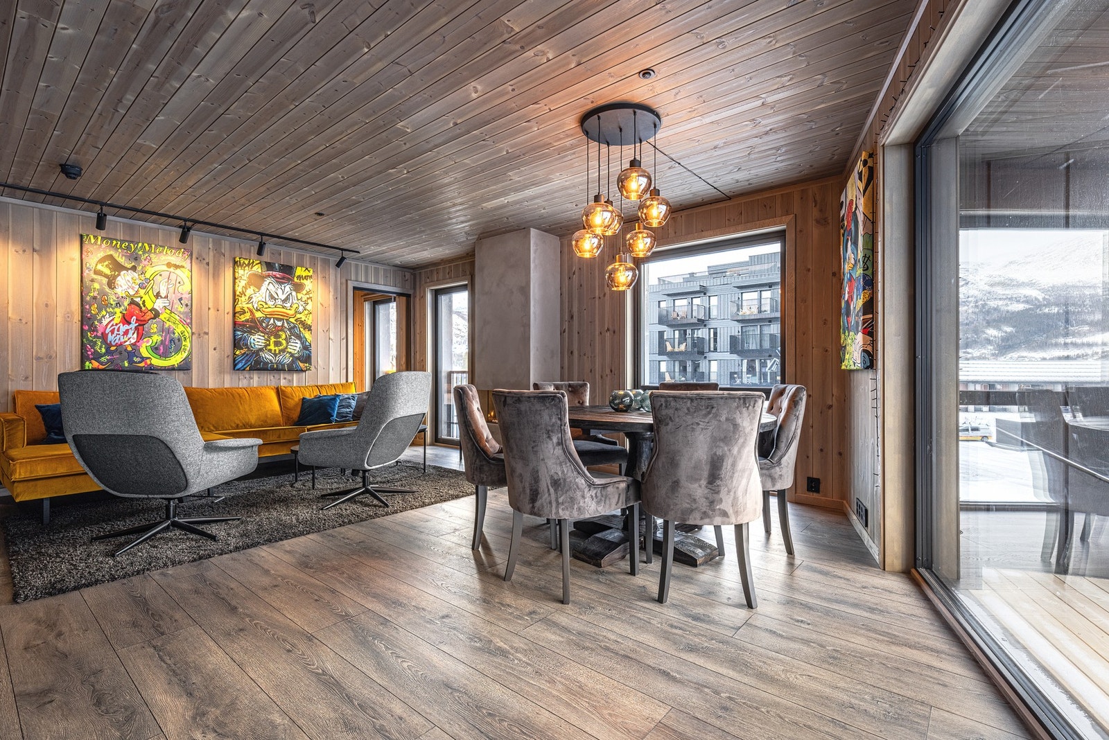 A?pent og sosial stue med flott utsikt Galleribilde