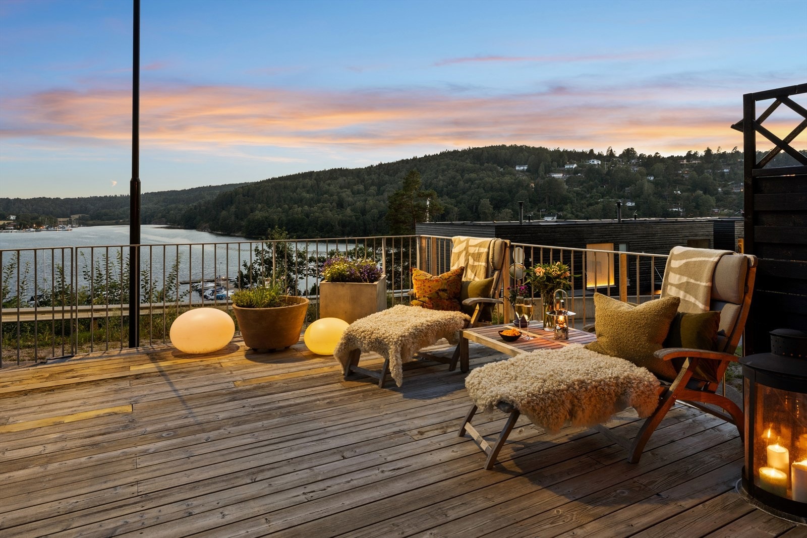 Her er det god plass til flere ulike sittegrupper Galleribilde