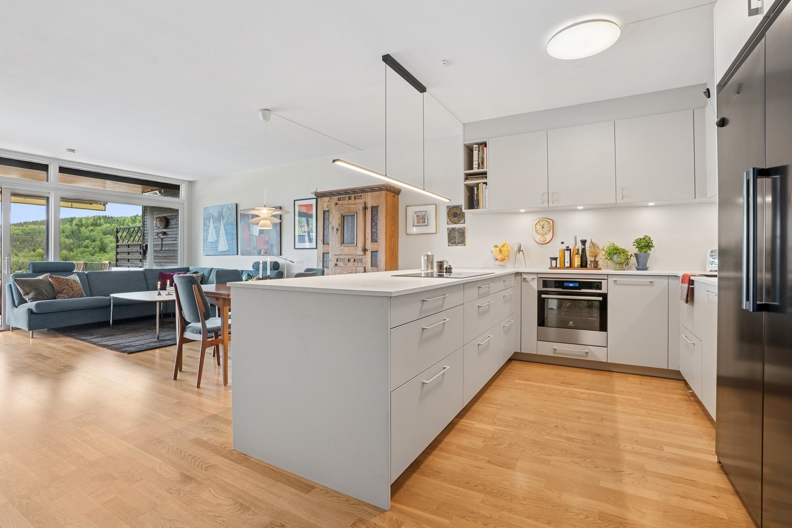 Åpen stue/kjøkkenløsning gir en behagelig romfølelse Galleribilde