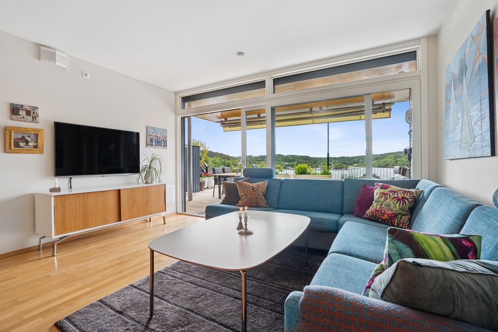 Leiligheten har rikelig med naturlig dagslys gjennom store vindusflater Galleribilde