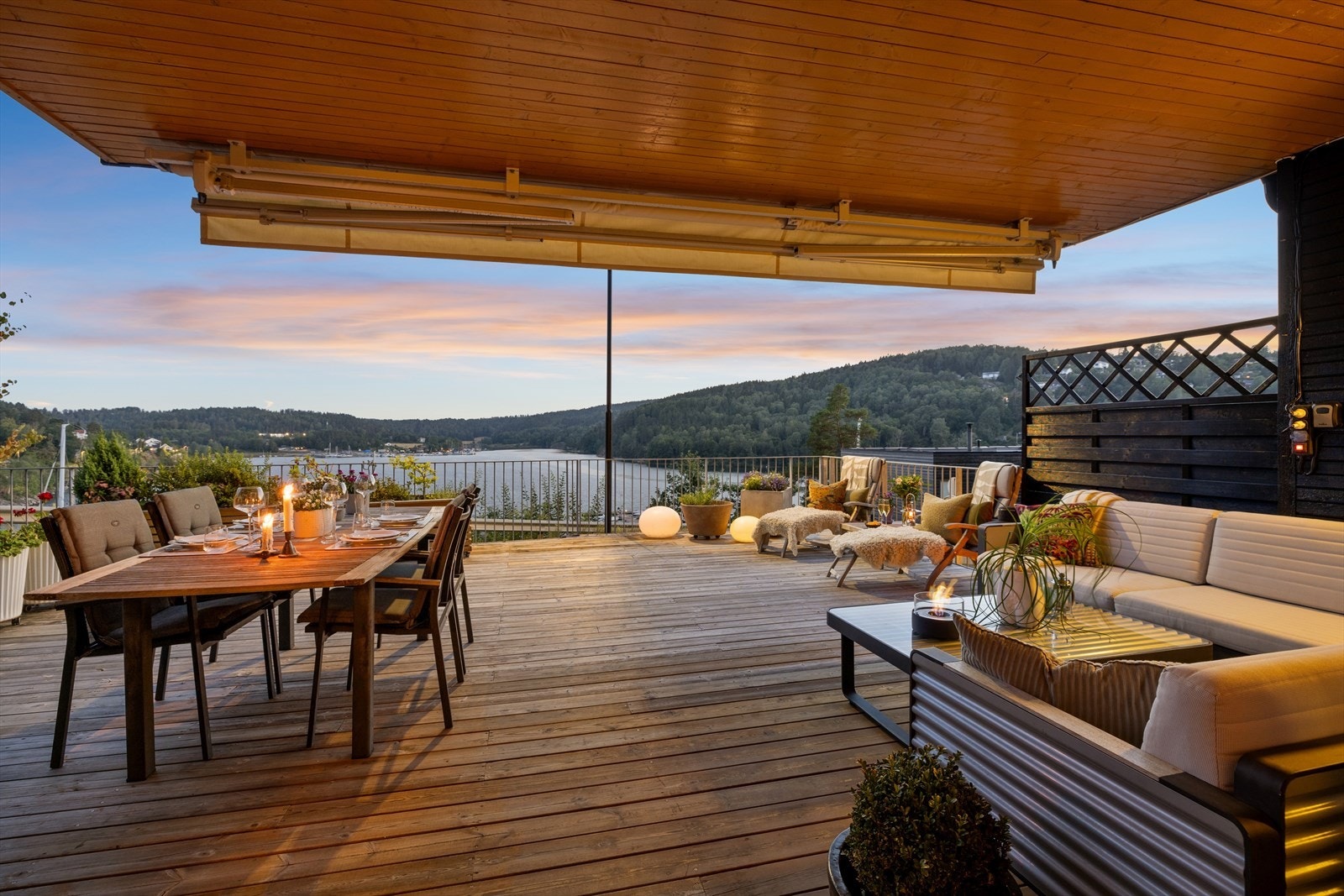 Terrassen er sydvest-vendt og byr på meget gode solforhold Galleribilde