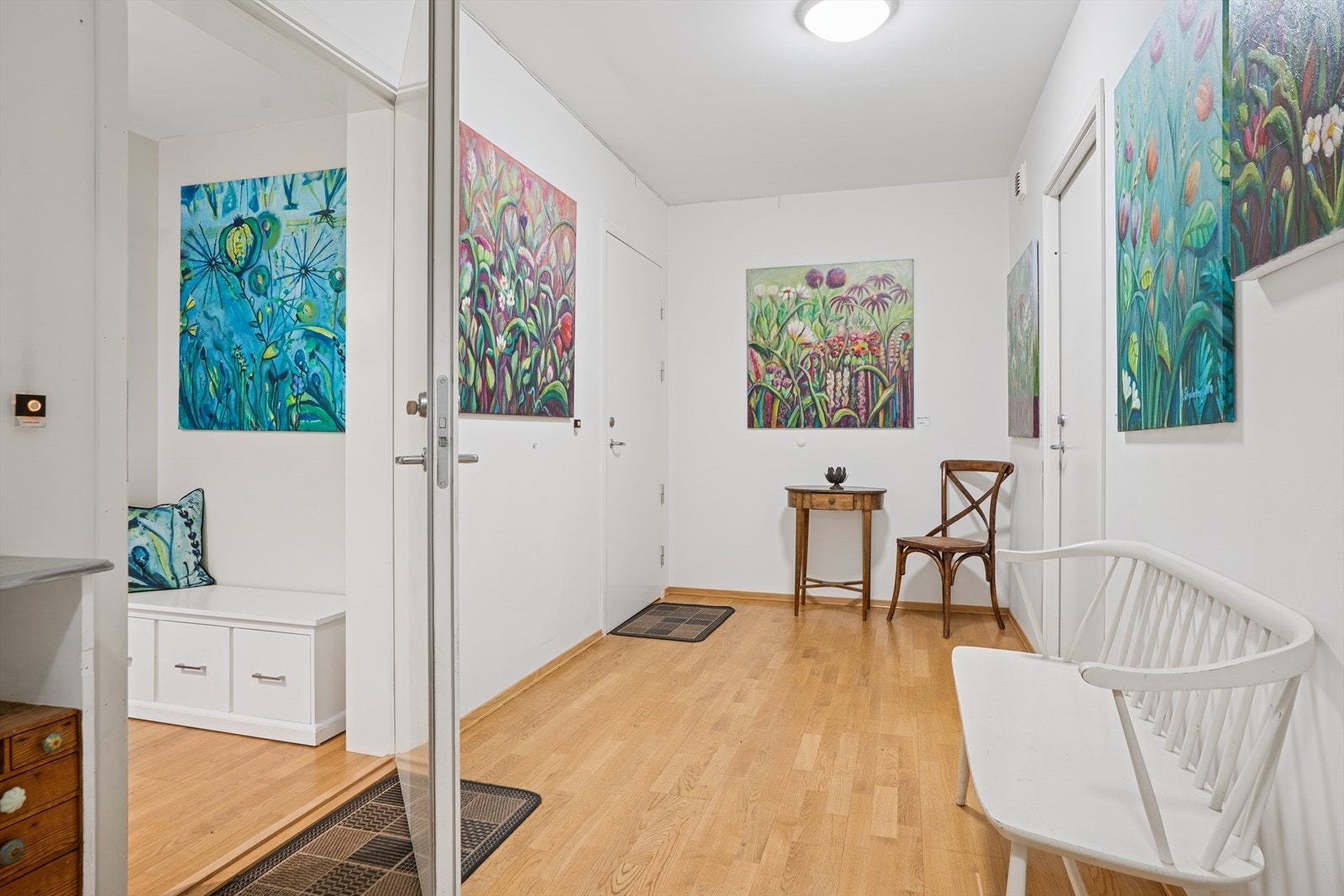 Felles gangarealer som leder videre inn til leiligheten Galleribilde