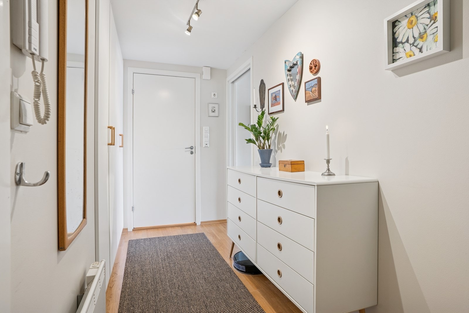 Romslig entré med plass til ulike garderobeløsninger Galleribilde