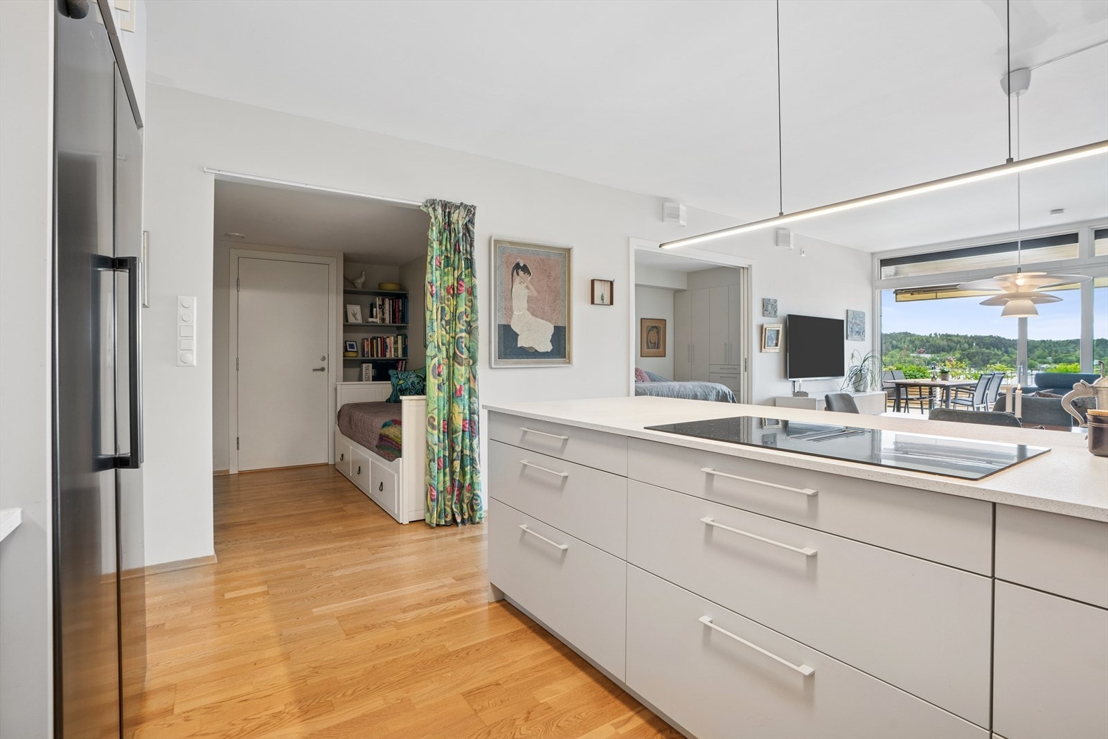 Her er de rikelig med benkeplass og oppbevaringsmuligheter i skuffer og skap Galleribilde