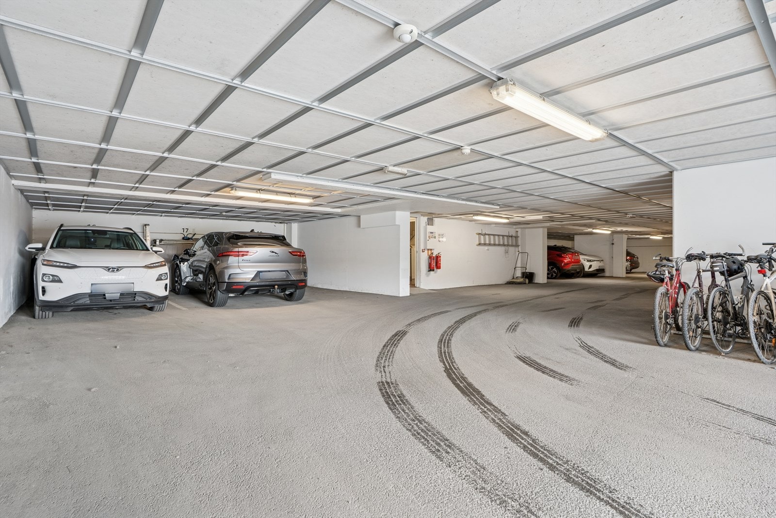 Parkeringsplass m/lader i oppvarmet garasjeanlegg Galleribilde